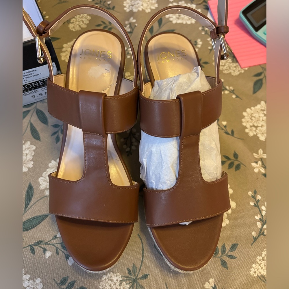 Jones New York JNY Isortee Cognac 
Brown Wedge Heels. Size 9.5 Medium. NIB